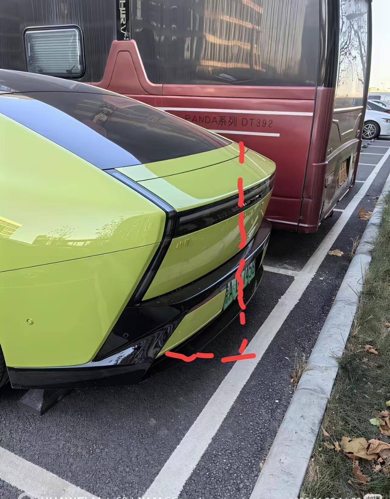 听我一句劝，买车想不踩坑，最好的办法就是看保险杠。我来放上两张图，只要你绕到车