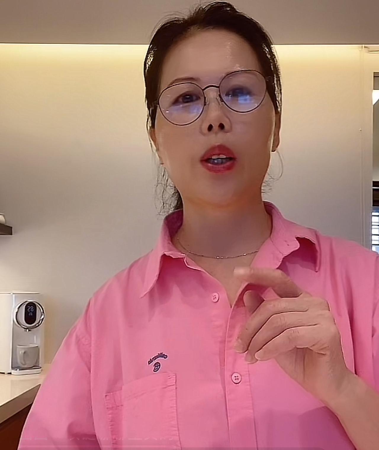 真没想到汪小菲是这样子对待小杨阿姨的！难怪这么多年了，小杨阿姨在汪小菲离婚后不