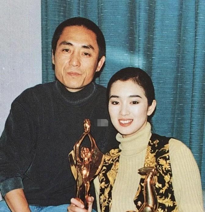 1995年，同居8年后，巩俐卑微地向张艺谋说：“结婚吧，我给你生三四个孩