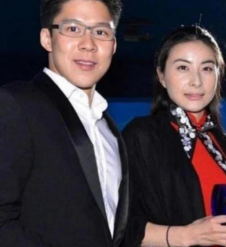 2000年，霍启刚第一次带女友回家，朱玲玲只看了一眼，便说：“你们不合适，分了吧