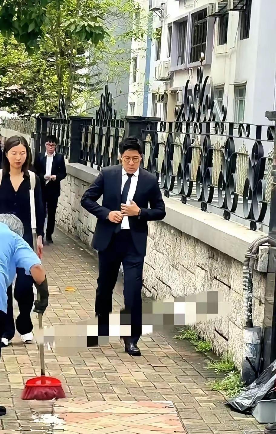 钟景辉先生的灵车启动时，霍启刚跟着走。步子软的，像踩在棉花上，整个人的骨架被谁抽
