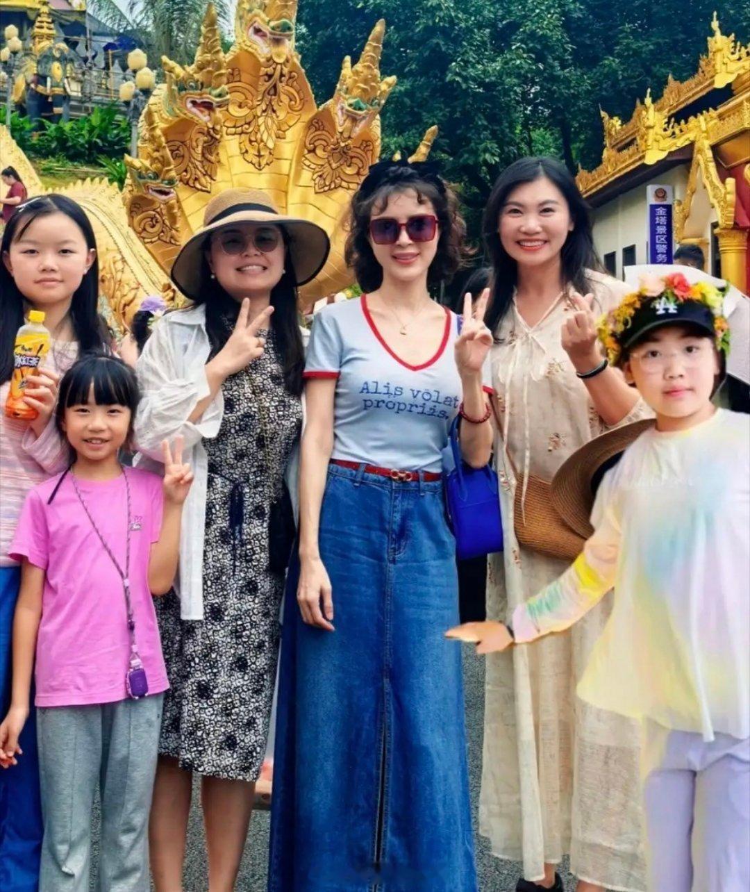 51岁金巧巧带孩子现身云南旅游被偶遇，她的打扮时尚，全身名牌加持，妥妥的豪门精致