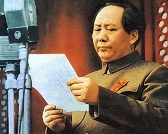 1950年，中央政府决定收回东交民巷，但以美英为首的列强对此却置若罔闻，毛主席不