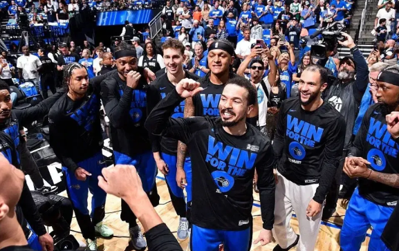 3910万变成底薪，买断后投身雄鹿！球迷呼吁NBA严查。雄鹿这一回捡漏可真够