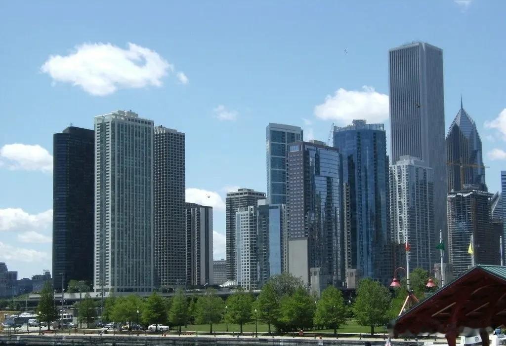 现在的房到底能不能买，真的是让人很是纠结啊，这两天中介的电话，一个接一个的