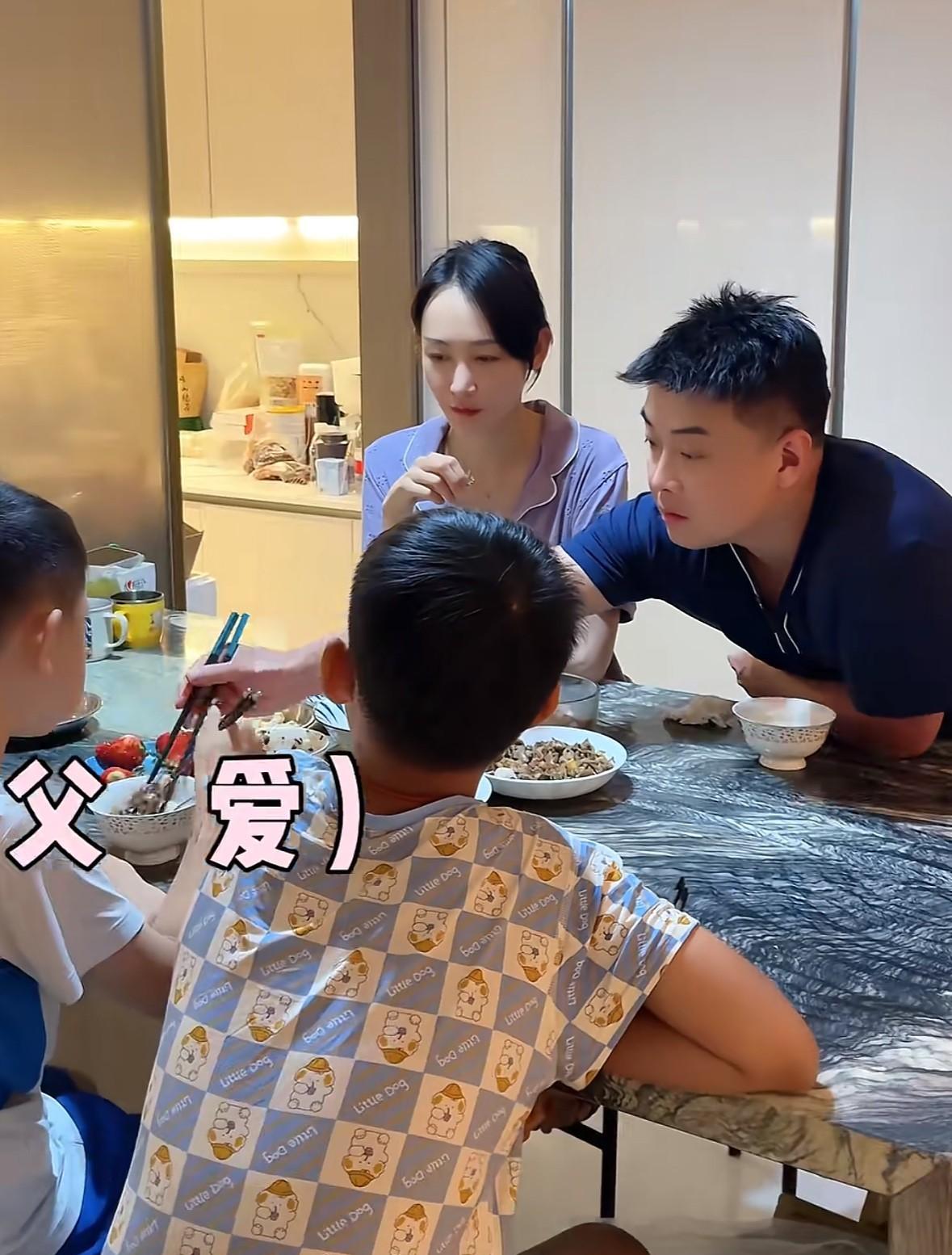 王皓老婆闫小雅晒一家四口周末日常，爸爸考编，妈妈带俩儿子比赛，一个高尔夫一个乒乓