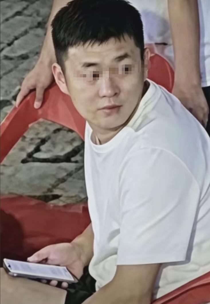堪称近期最让人五味杂陈的饭店小事！陕西西安一家烤肉店发生的一幕，彻底戳中网友热议
