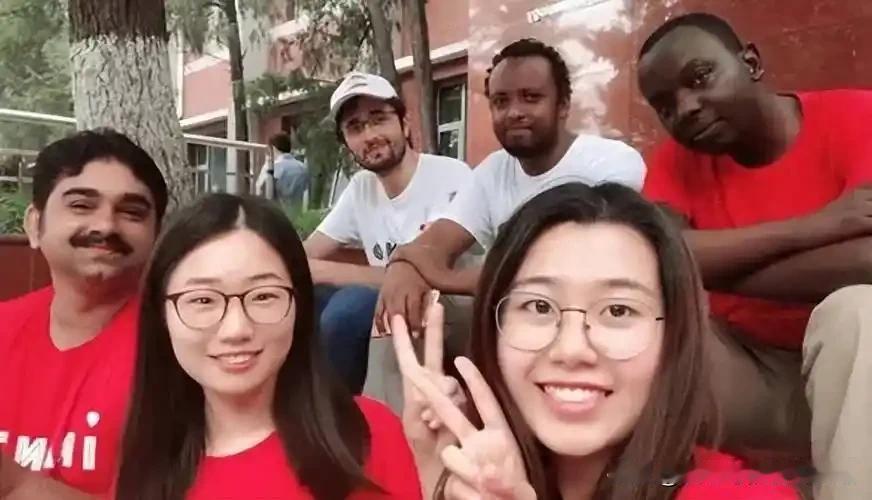 美国约三亿人口，现有六百多万美籍华人，反观十四亿人口的我国，常住美籍人士仅数万人