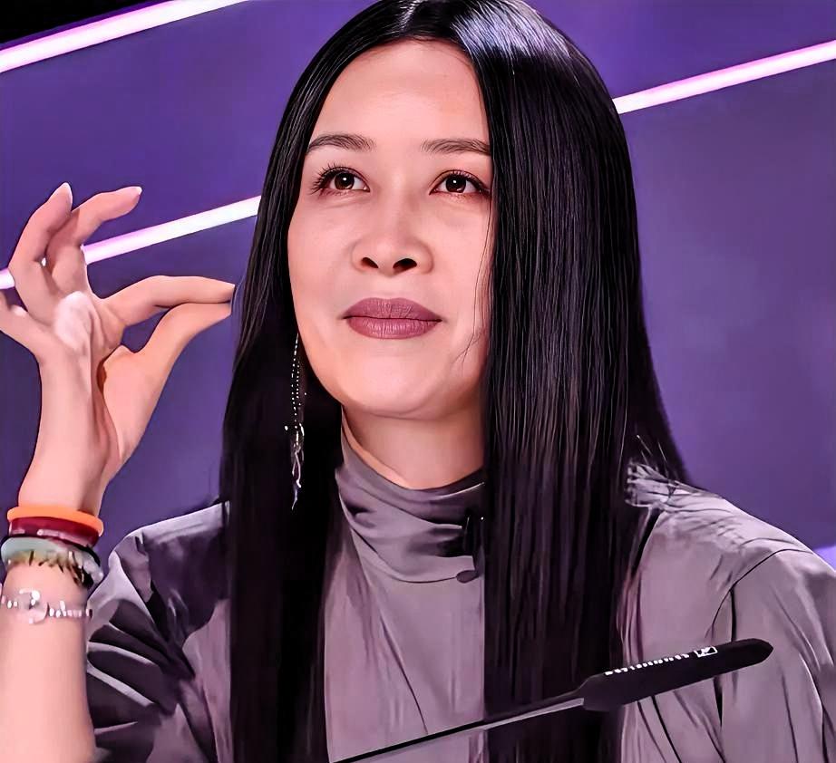 58岁，嗓子都快兜不住了，一口气砸九城。那英不是要开巡演，是在抢。抢什么？抢