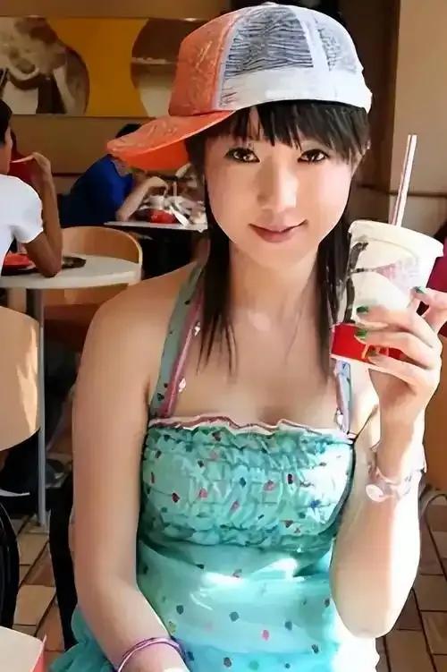 “人体模特”张筱雨现状。她曾经是一位人气爆满的“人体模特”，她现在已转型做美食旅