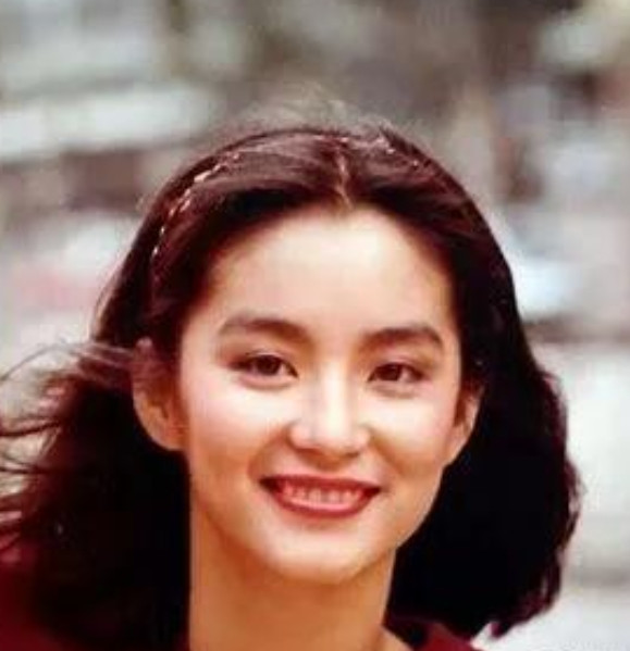 那年，林青霞回河南寻亲，终于找到了失散多年的亲姐姐，两人见面相拥而泣，林青霞给姐