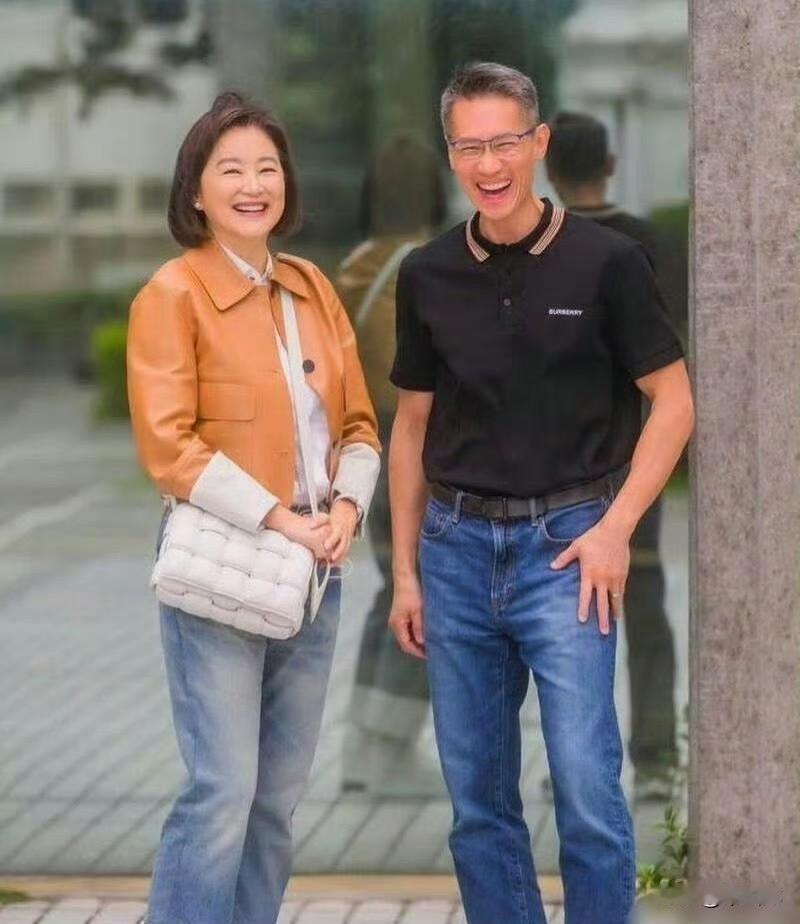 林青霞跟清华大学校长高为元的一张合影，两人笑容灿烂，看上去非常开心。此清华并不