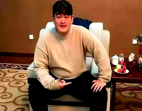 赵本山小儿子大牛这也是一个典型的败家子，与万达集团公子王思聪比较起来，有过之无不