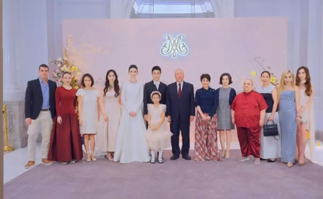 何超盈女儿与何超琼单独同框，坐在姨妈身边气质超好！从画面看，辛千觅穿着浅色纱裙，