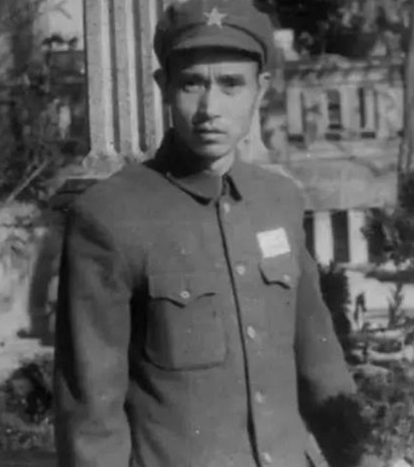1947年，一名解放军师长，大腿根部受伤住院，这时，一19岁女护士来到他的病房，