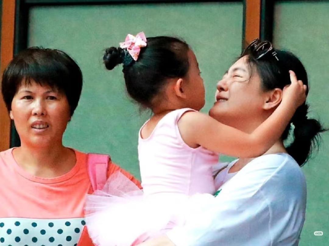 2022年她再婚的时候，女儿8岁，儿子6岁，两个都还很小啊。但是这个年龄恰巧说明