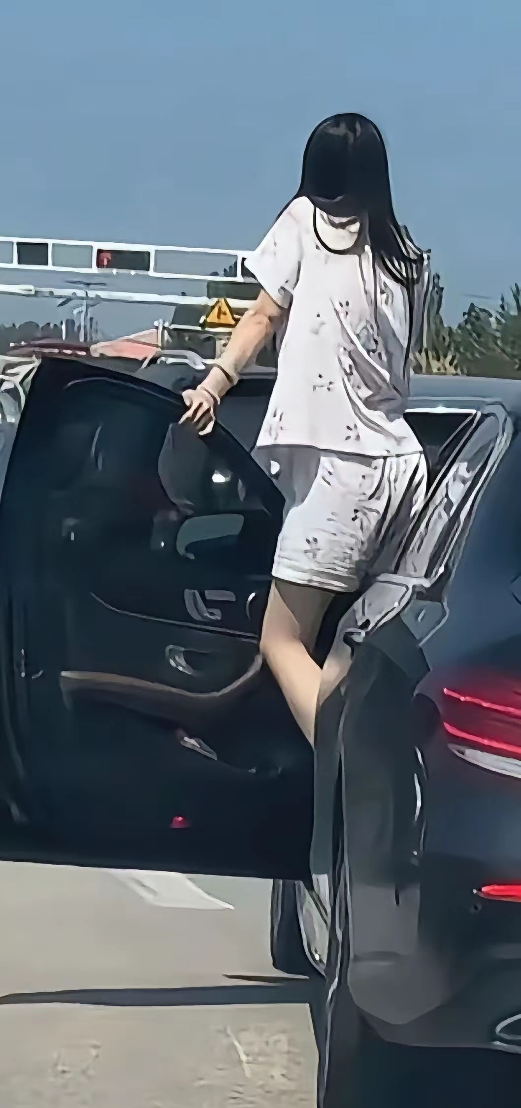 网友：我要五分钟内，扒出她长啥样！