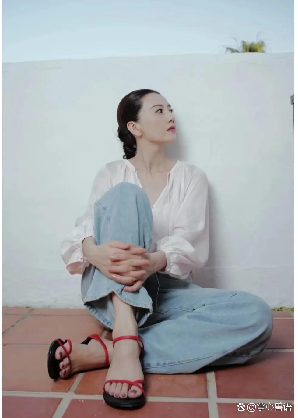 高圆圆，红色凉鞋好显脚白。