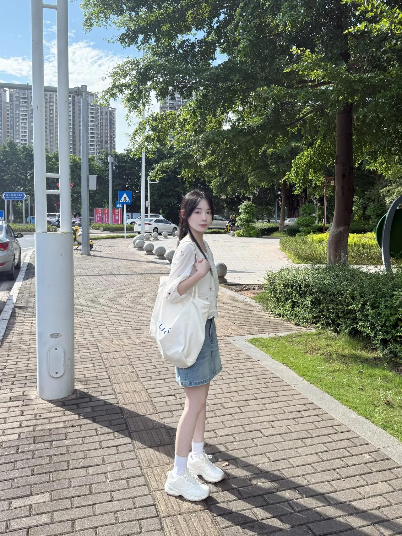 想找个小店坐坐，首先他得有空调