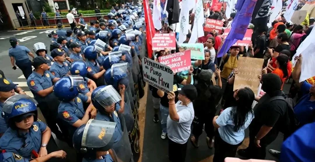 菲律宾一夜之间大变天，成千上万的民众走上街头，十五万军队支持民众，高喊马科斯下台