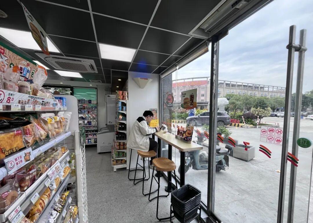 快递员穿工服跑单，五星级月入一万五，社保还给交上了。新能源车一修就是三小时，