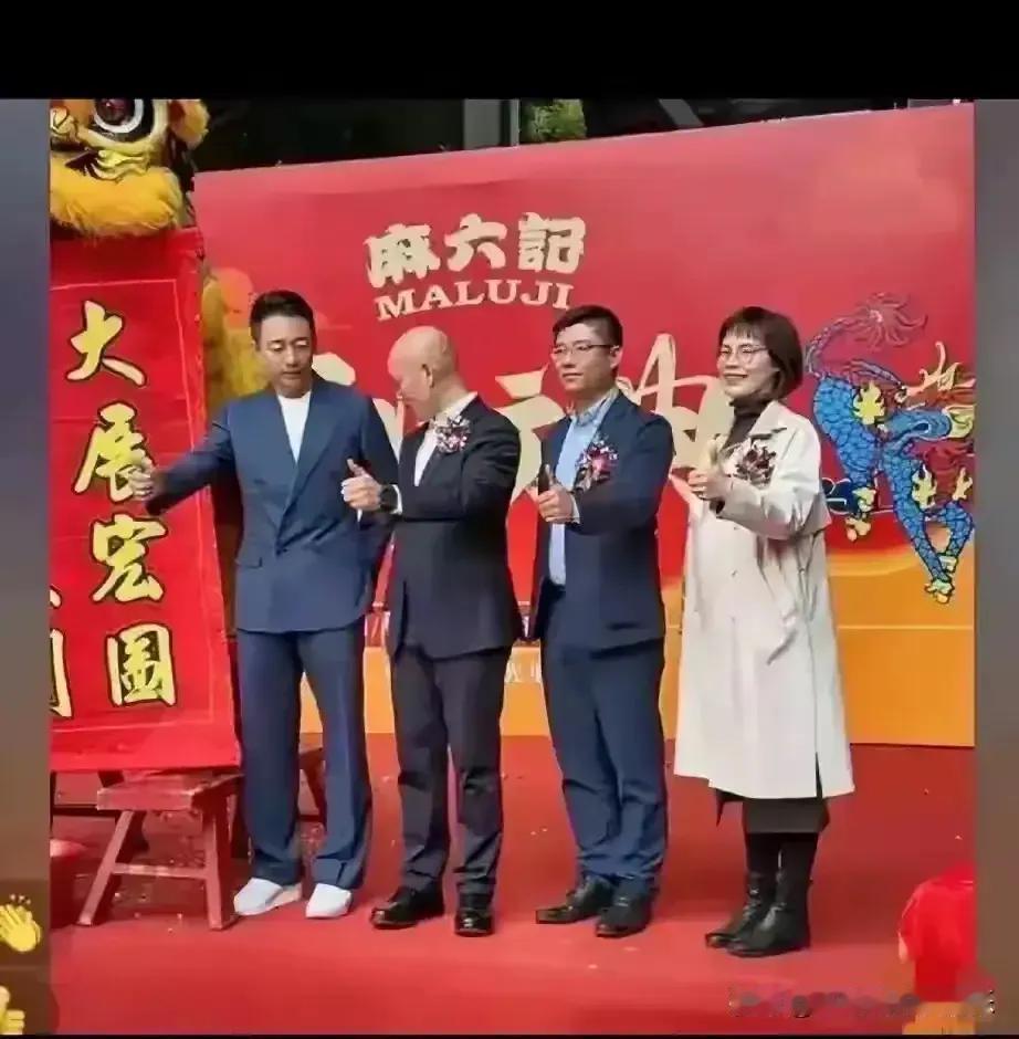 麻六记的酸辣粉，是怎么火起来的呢？好吃，小菲直播带货，把它们带火了，超级棒了年轻