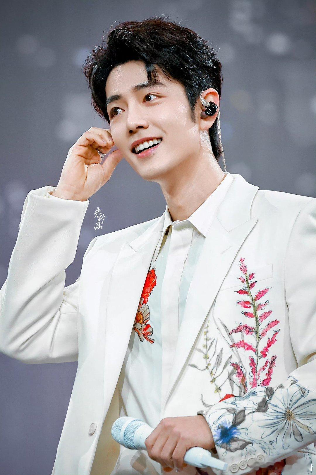 肖战这和演唱会现场有什么区别这张国泰民安的脸，唱着暖心舒缓温润的《岁岁年年》这种