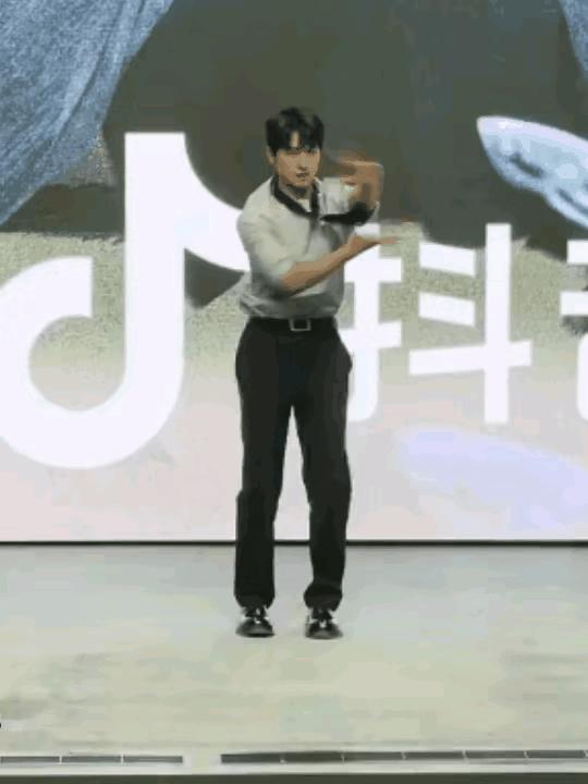 这张脸长在杨洋头上，真有点可惜了。杨洋，不仅演技见剧死，现在就连颜值也是见光