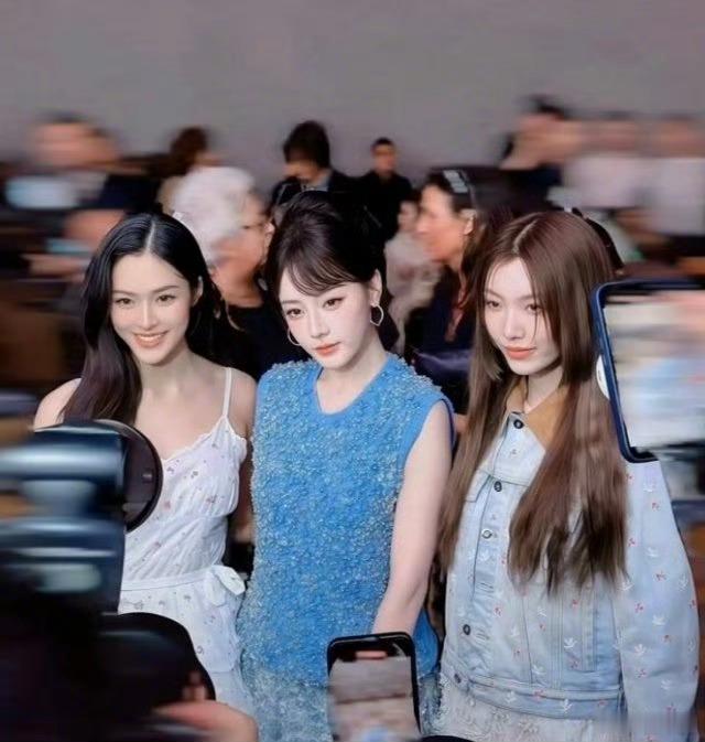 邝玲玲夸迪丽热巴像公主美女和美女的联动最爱看了​​​