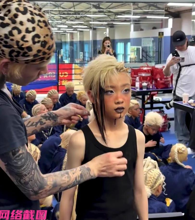上海一处举办某世界舞蹈大赛，其中在少儿组‌的赛事里，一群参赛的孩子却因为打扮的另