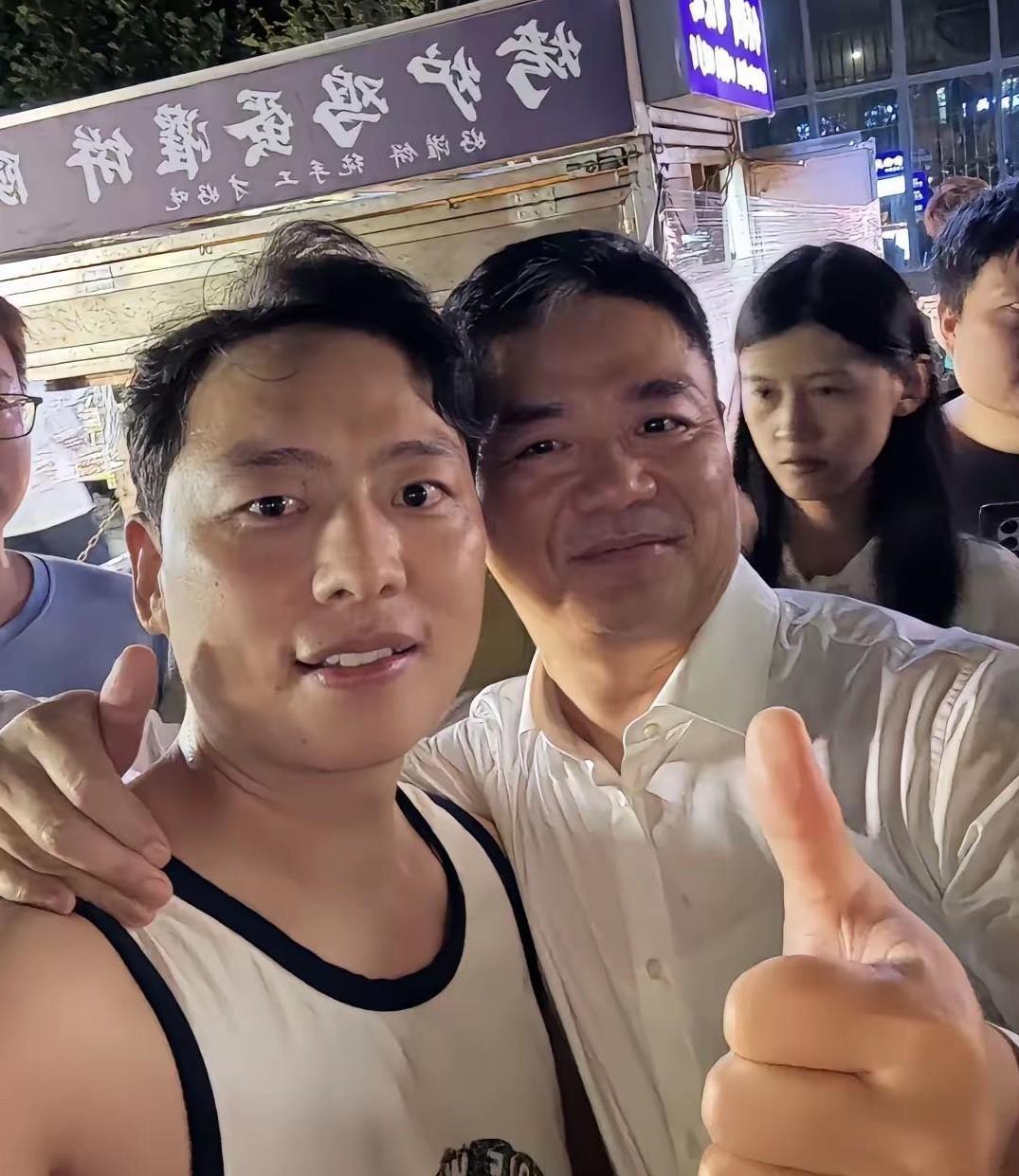 真的很好奇像刘强东这样凌晨一点多在宿迁街头吃宵夜，会有保镖吗？！今天一大早