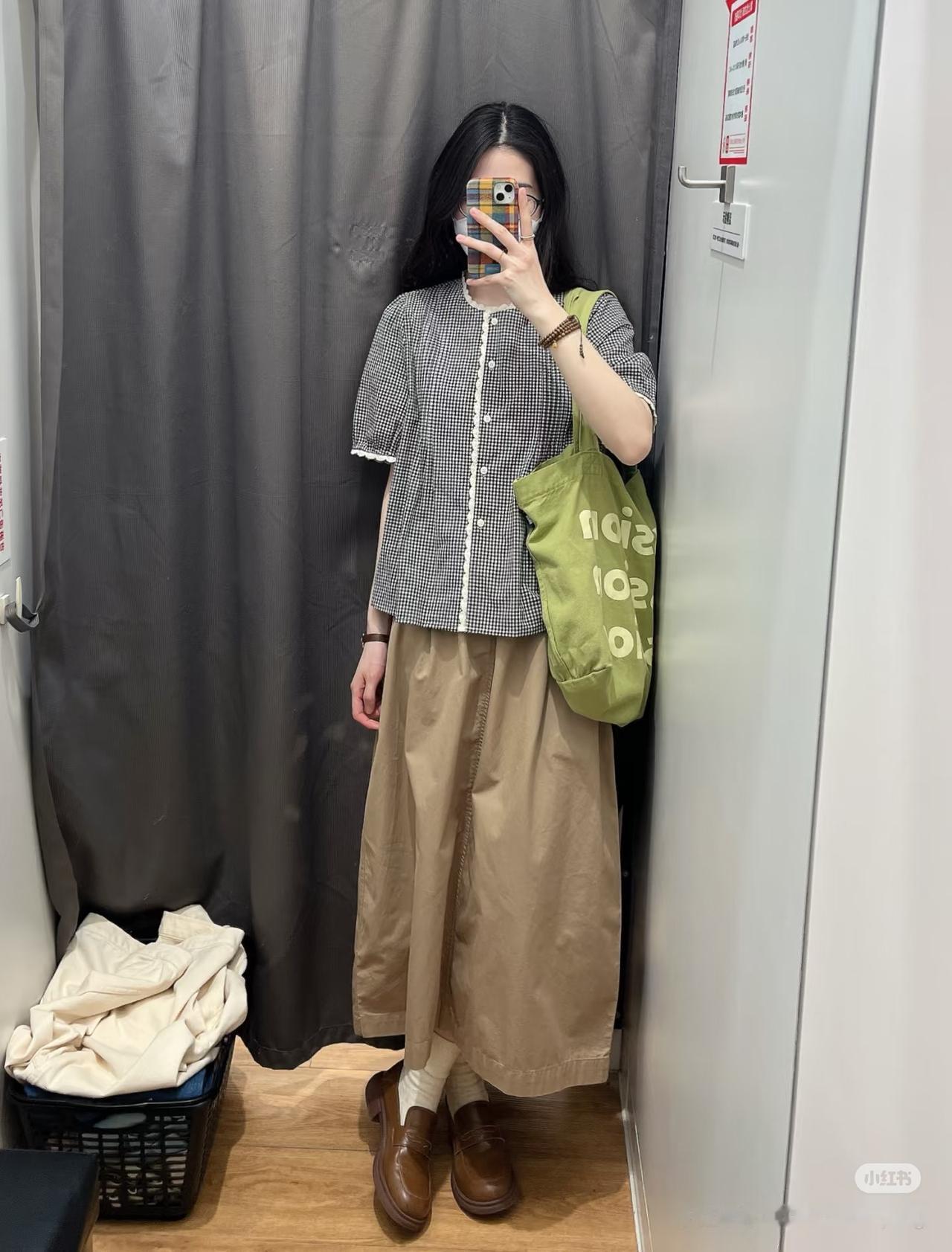 👭选Muji还是优衣库～2⃣️种感觉都好喜欢呀！今天穿了好乖的格子上衣，很适