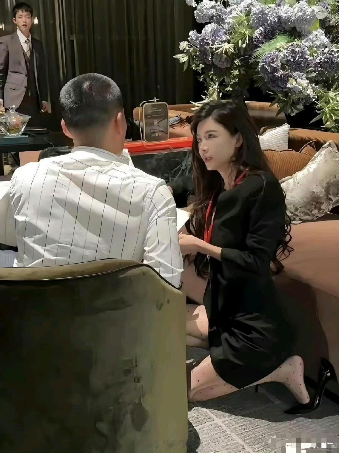 什么是顶级销售最后捂嘴一笑情绪价值拉满从图一的蹲姿到图二的跪姿很多人