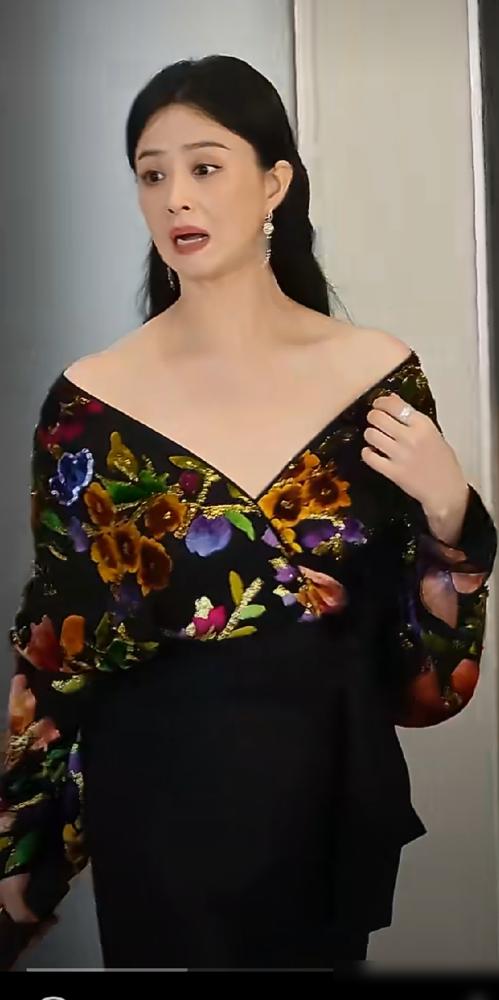 蒋欣被说像“农村大妈”，这话也太难听了！白玉兰红毯，她一身白裙造型被疯狂吐槽