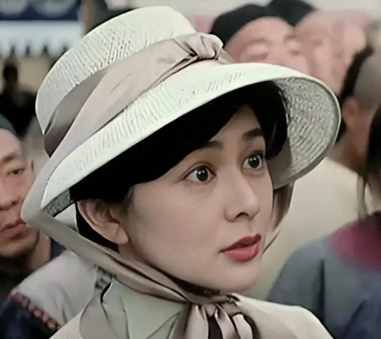 直到看到关之琳年轻时候的盛世美颜，我才发现原来她真的是好美好美的那种女明星，比年