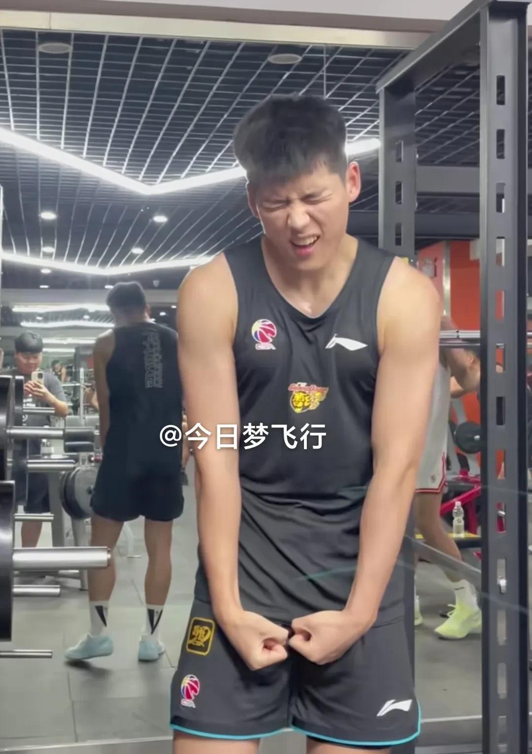 广东队官方发布球队在库尔勒训练视频！今天上午，广东宏远篮球俱乐部官方发布了广东