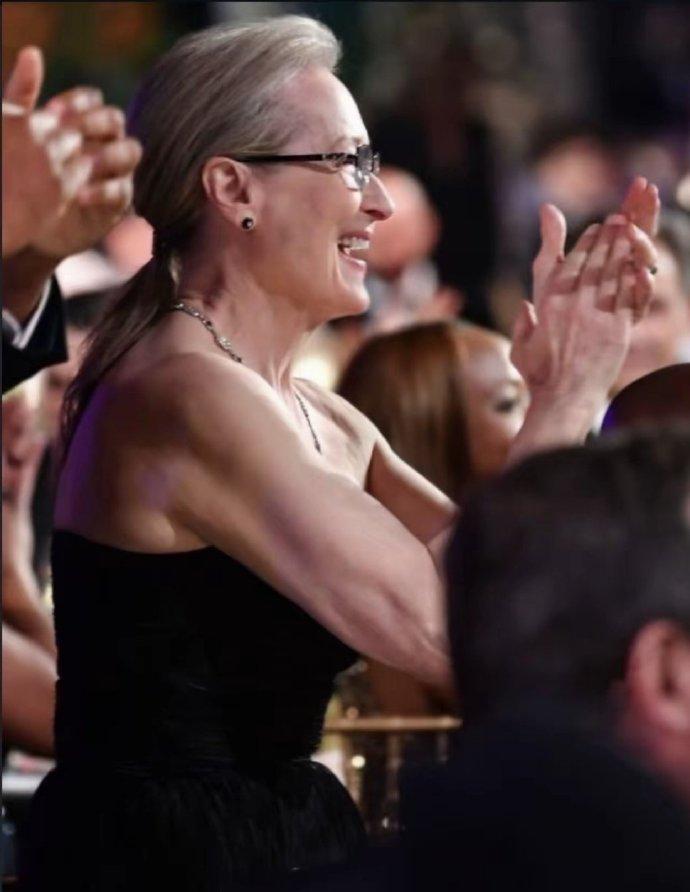 快80岁的人了，这手臂上的线条，羡慕MerylStreep（梅姨），业内公认