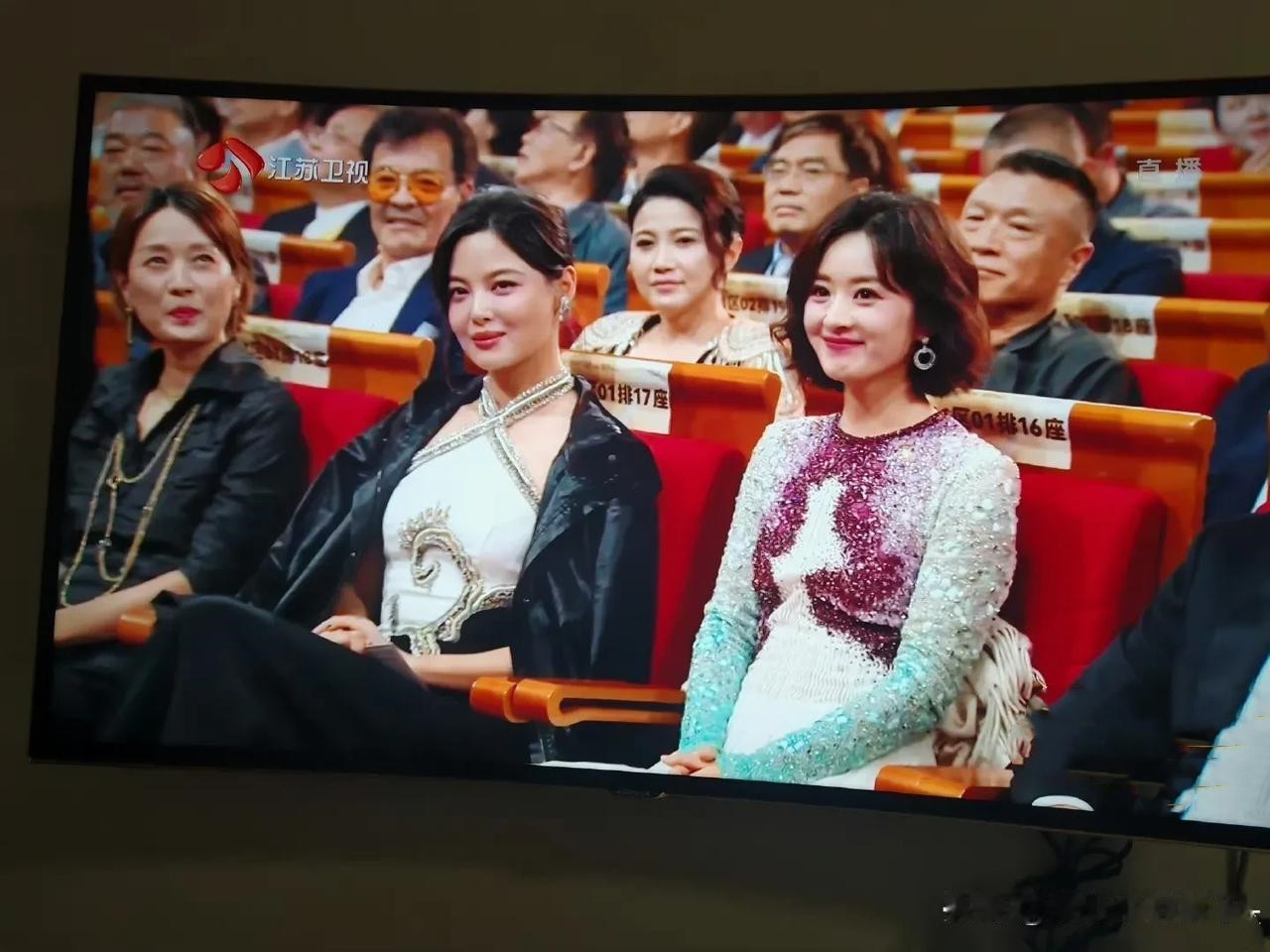 这摄影师还真会抓拍，赵丽颖笑的好美