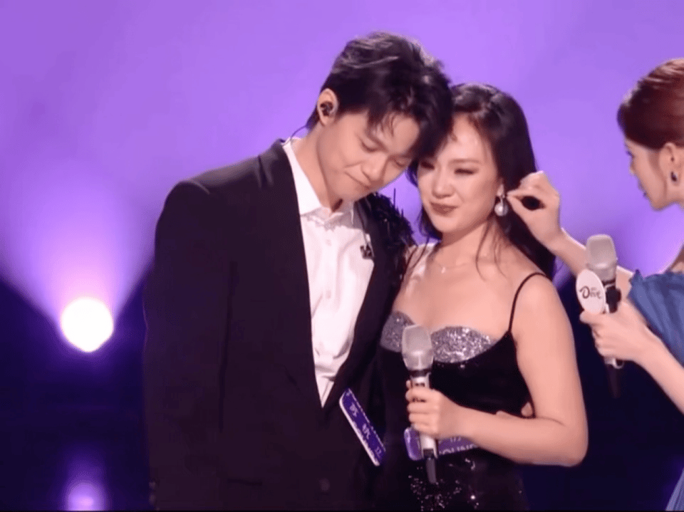 正被舞台上的真情流露打动，情绪跟着起伏时，意外出现的小举动打破了这份沉浸式体验，