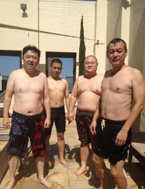 德云社成员在户外泳池边的合照：我认出了德云社元老级相声演员于谦，他身材微胖，烫