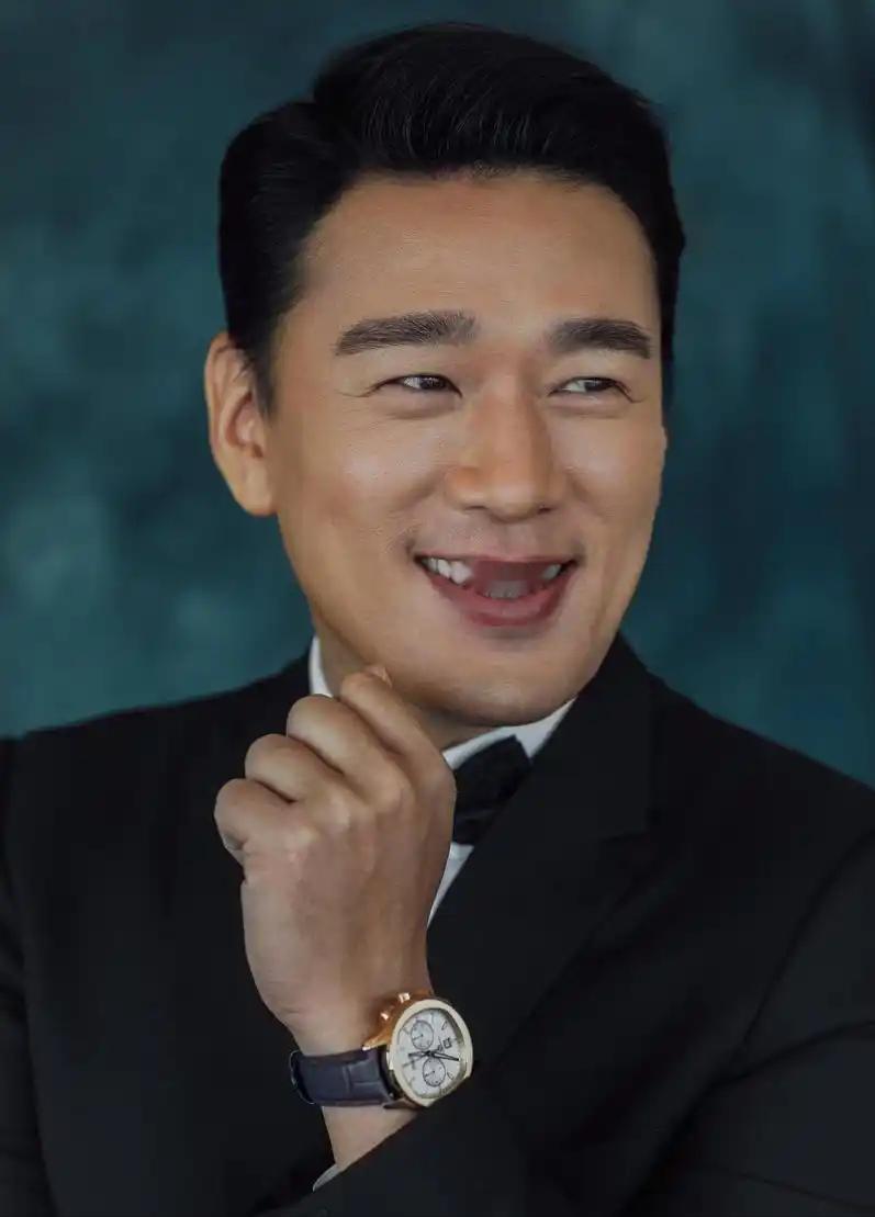 当年，王耀庆为了打游戏4个月不出门，买8台电脑，20个账号。可是女房东收