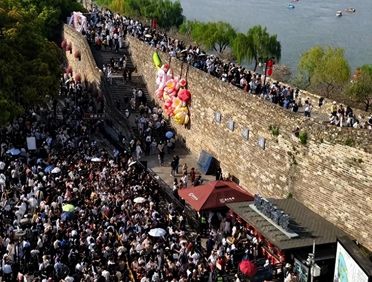 五一“堵王”出炉!第1名让你怀疑人生，第5名看完直接退票五一假期刚过，朋友圈里