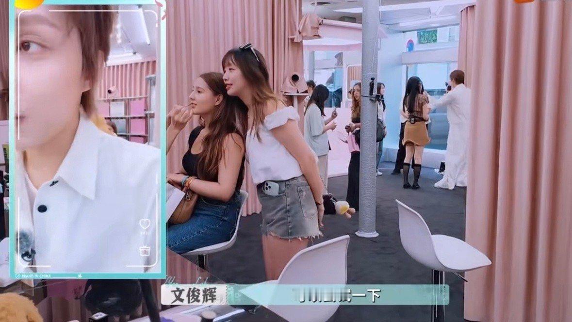 李佳琦输出担当文俊辉翻译担当李佳琦和文俊辉配合的好默契啊，一个负责言语输出，一个