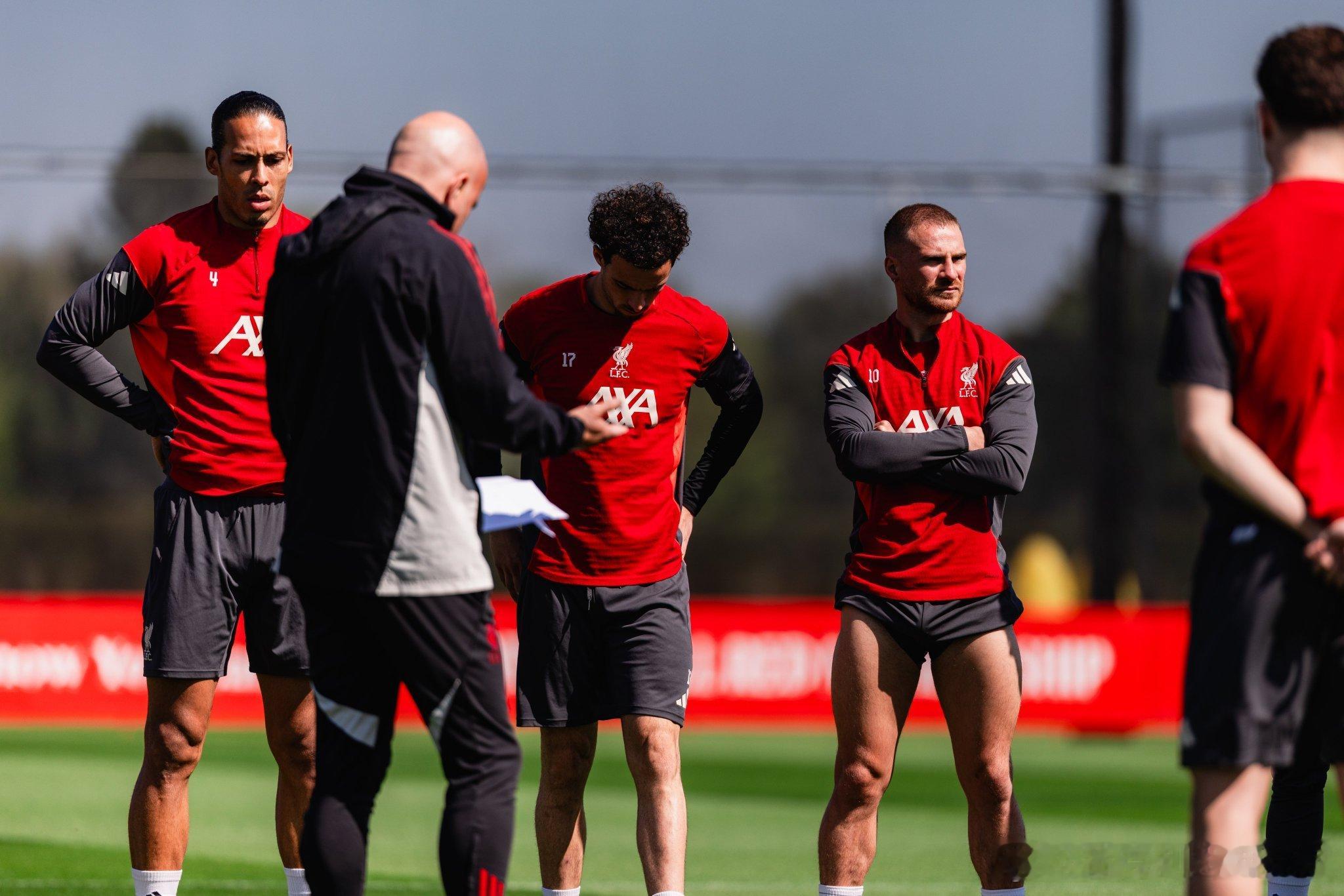 真让琼斯改踢右后卫？关于柯蒂斯·琼斯在边后卫位置的表现斯洛特：“柯蒂斯在埃弗顿