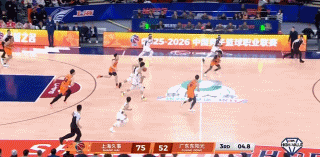 小崔你也变坏了？没必要吧！这一膝盖是准备让古德温绝后吗……今晚上海对阵广东的