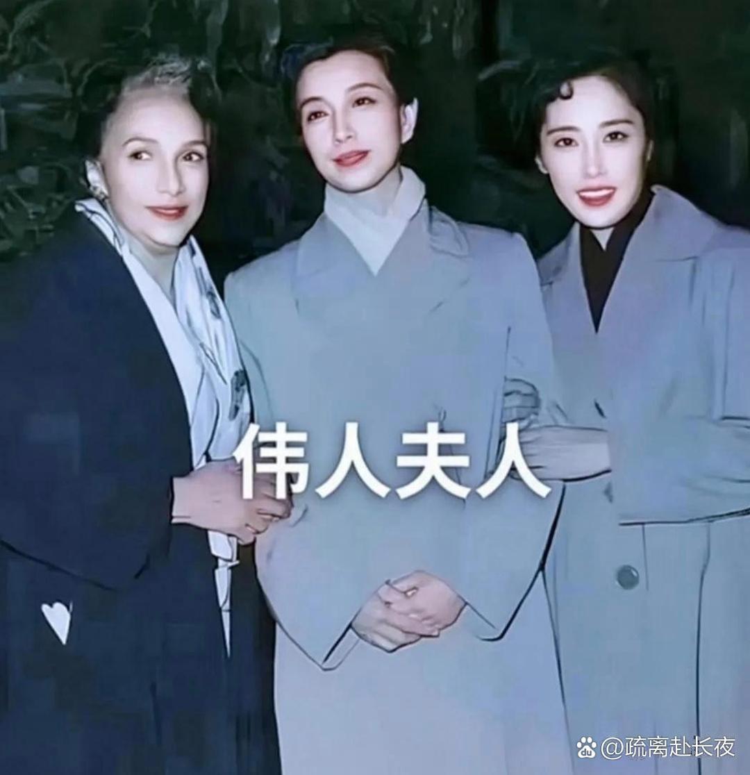 这是一幅真贵的照片，拍摄于上个世纪五十年代末期，左一，当时苏联领导人赫鲁晓夫的夫