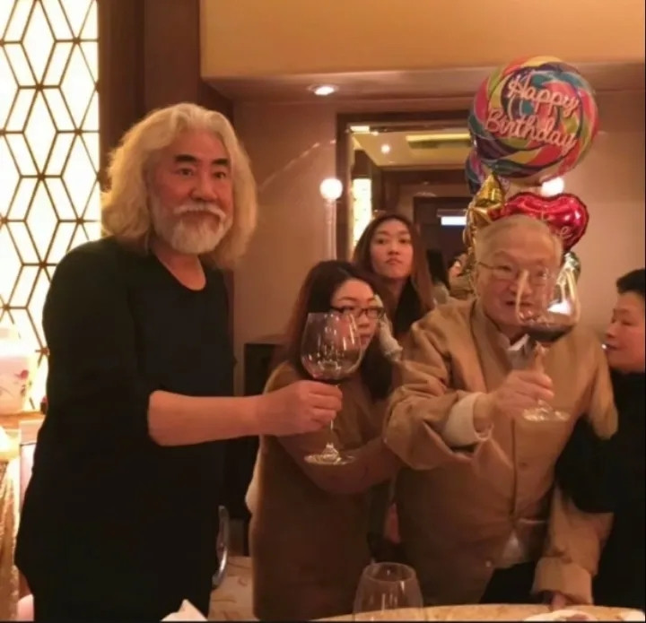 2016年，金庸92岁大寿时，张纪中前来祝寿老爷子，兴致很高共同举杯畅饮时的一幕