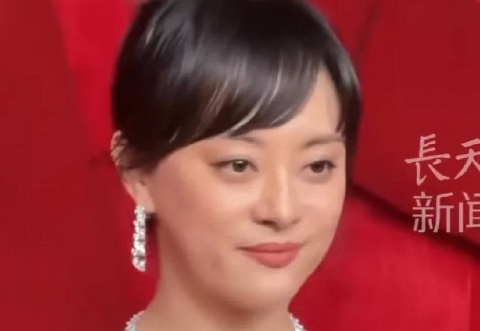 演员孙俪唇下的那颗痣不见了，不是因为它丑弄掉的，而是因为它是一颗假痣