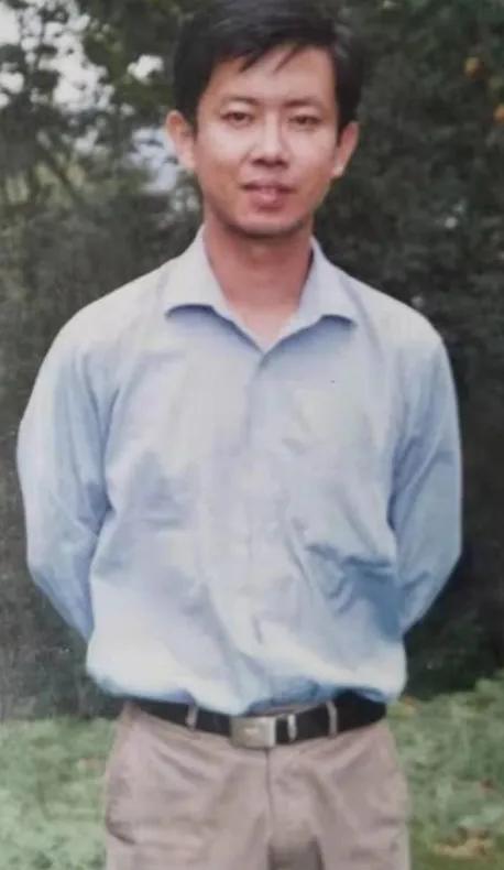 “我宁死也不道歉！”2019年一名乡镇执教19年的优秀教师，在亲吻过自己的一双儿