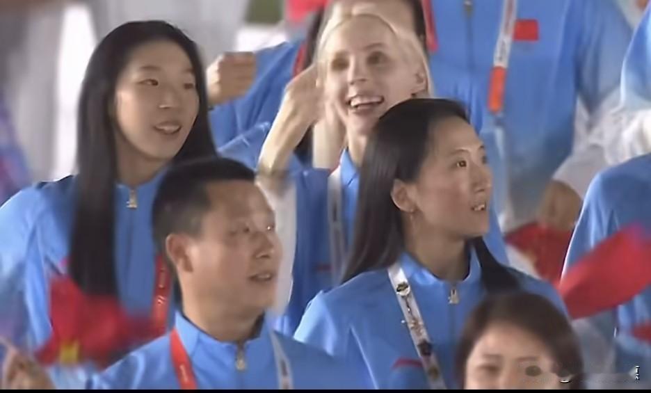 镜头为什么会在她身上停留整整6秒？答案很简单：这位金发碧眼的外国教练，穿着的是中国队服。名古屋亚运会